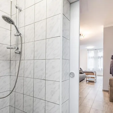 And Homey With Good Transport Link Apartament