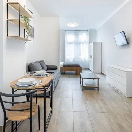 And Homey With Good Transport Link Apartament