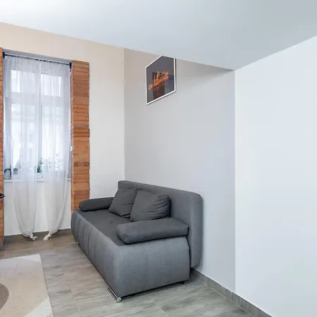Apartamento And Homey With Good Transport Link