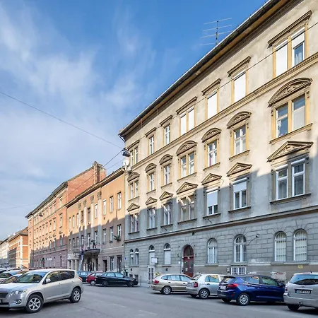 Apartamento And Homey With Good Transport Link Budapest