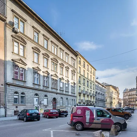 Apartamento And Homey With Good Transport Link *