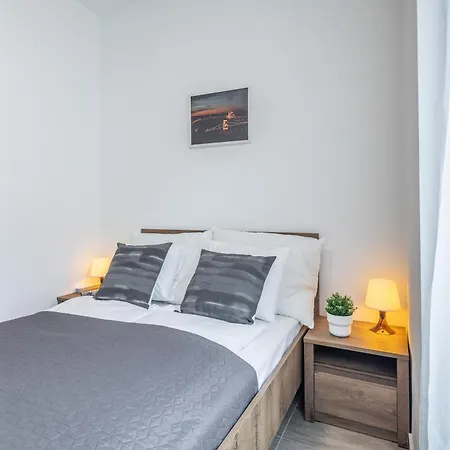 Apartamento And Homey With Good Transport Link *