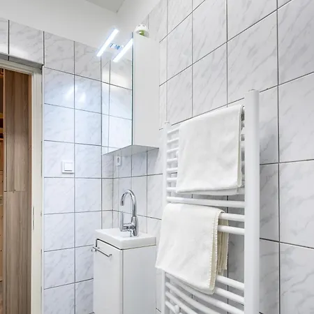 And Homey With Good Transport Link Apartamento