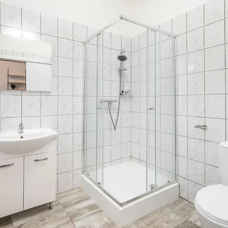 And Homey With Good Transport Link Apartamento