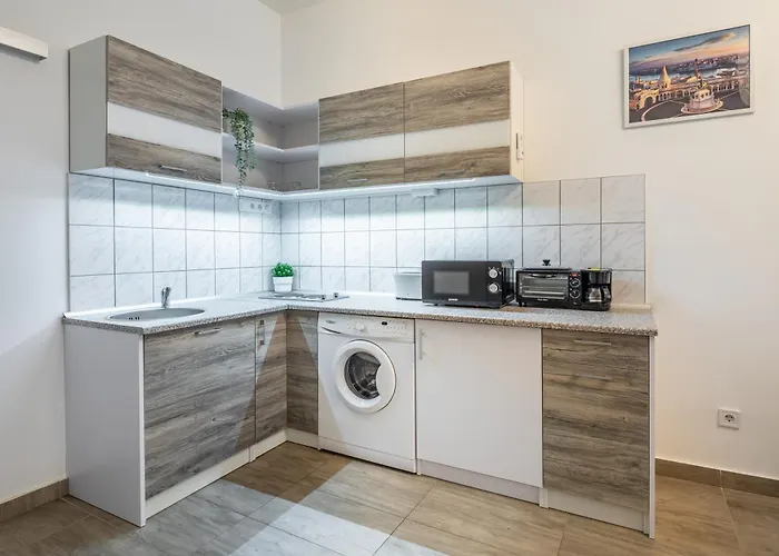 And Homey With Good Transport Link Apartment *