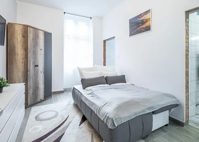 And Homey With Good Transport Link Apartment *