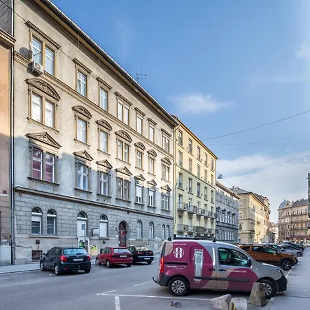 Apartment And Homey With Good Transport Link *